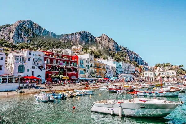 Ostern Reisetipps: Blick auf Positano an der Amalfiküste, Italien
