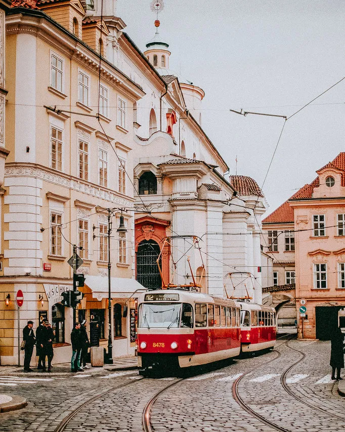 Ostern Reisetipps: Karlsbrücke und Prager Burg bei Sonnenuntergang