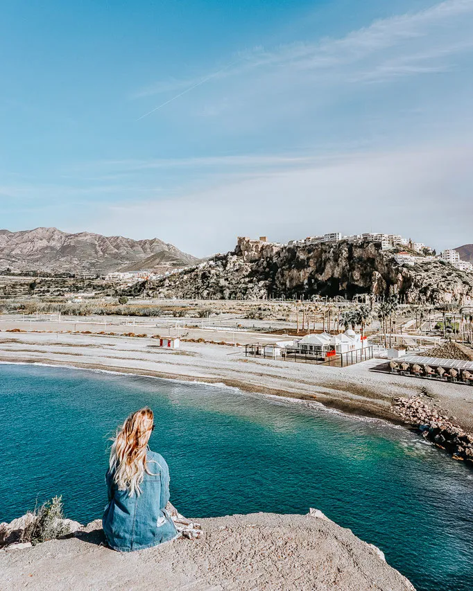 Ostern Reisetipps: Malerische Gasse in Frigiliana, Andalusien