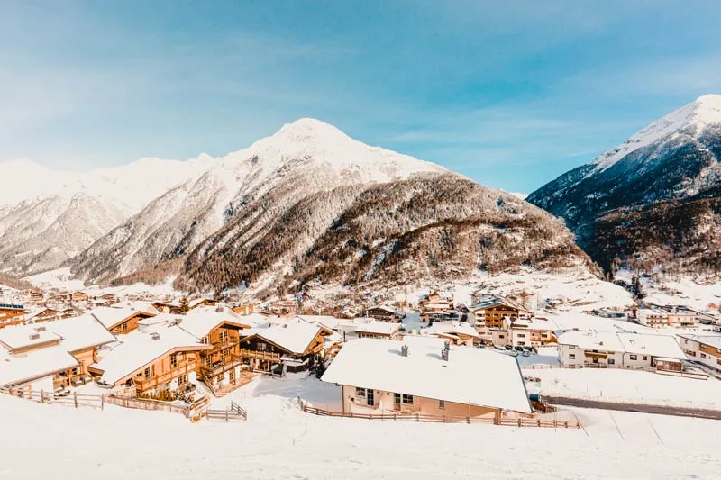 Österreichische Alpenlandschaft im Winter mit verschneiten Gipfeln