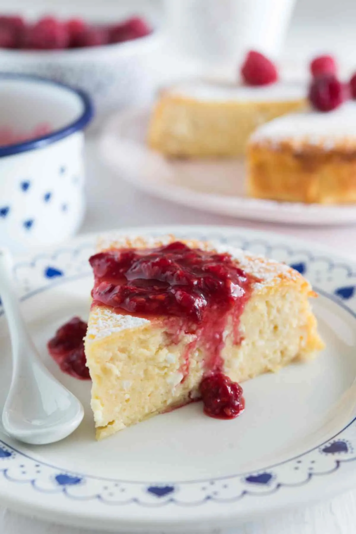 Ostkaka, schwedischer Käsekuchen, mit Beerenkompott