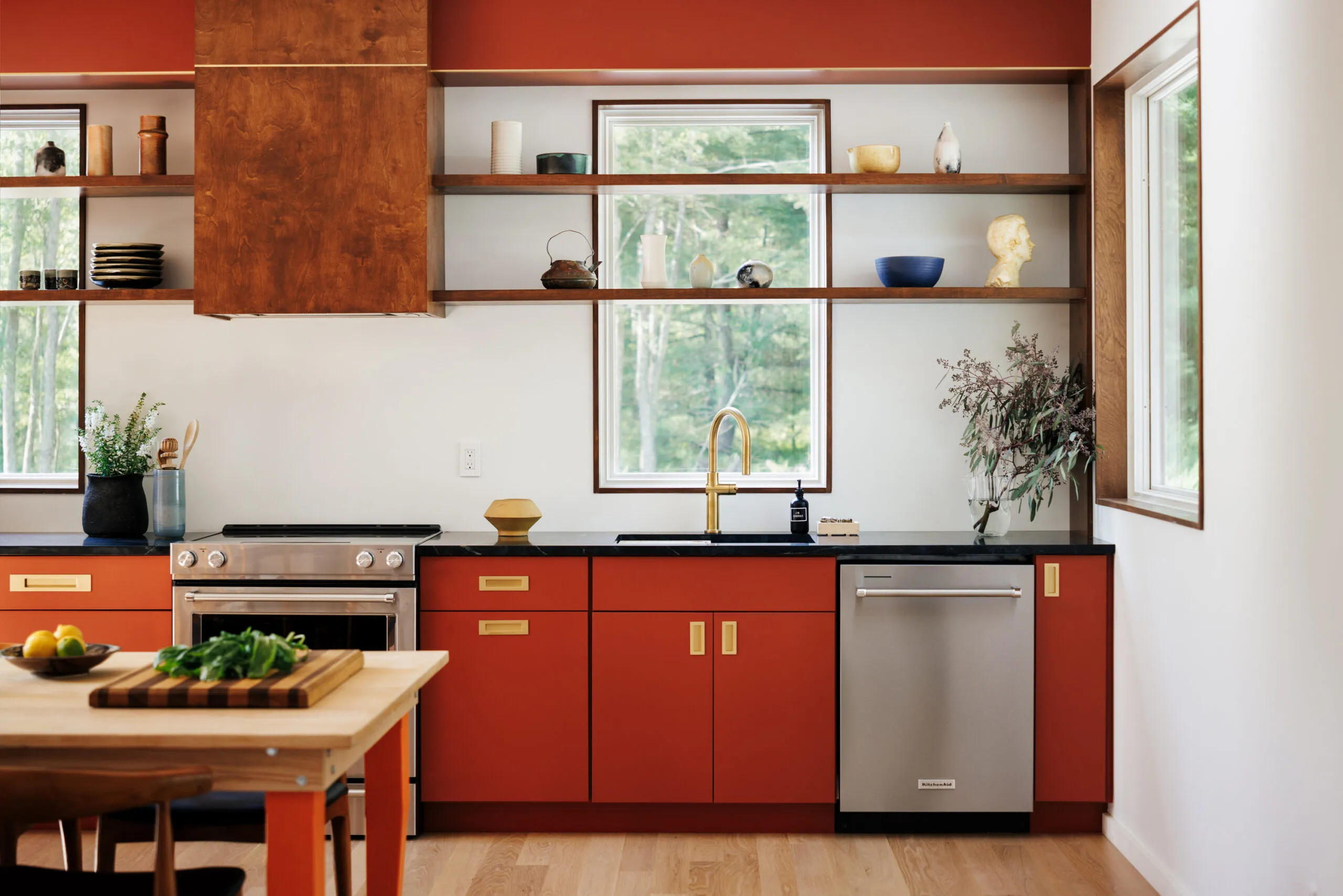 Outdoor-Feuerstelle mit bequemen Stühlen im Freien