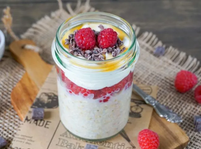 Overnight Oats mit Himbeeren und Stracciatella-Schokolade