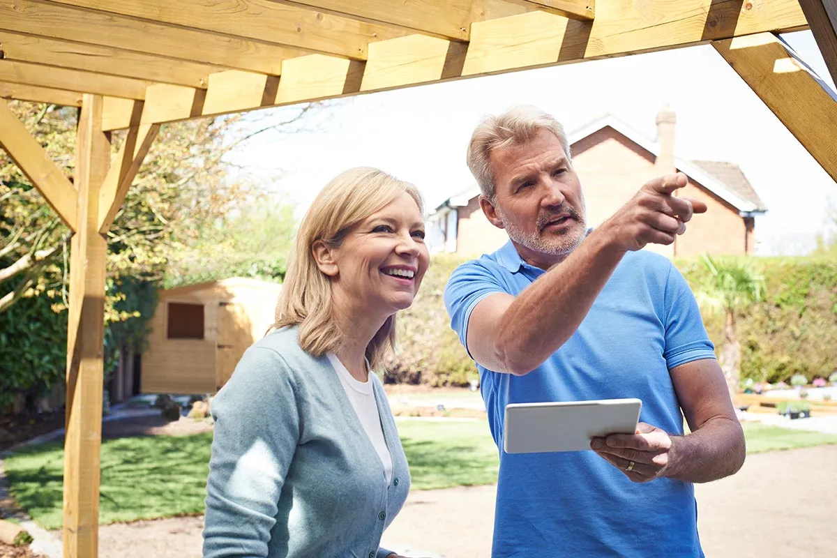 Paar plant Garten mit Gartenplaner