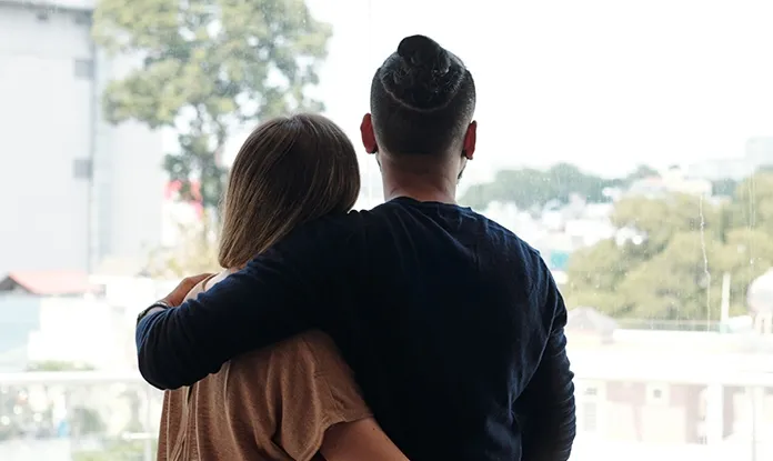 Paar schaut aus dem Fenster