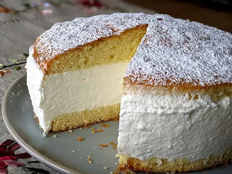 Packung der Dr. Oetker Käse-Sahne Torte Backmischung, die Basis für einen einfachen Kuchengenuss