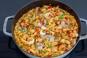 Paella vor dem zweiten Backofen-Durchgang mit allen Zutaten