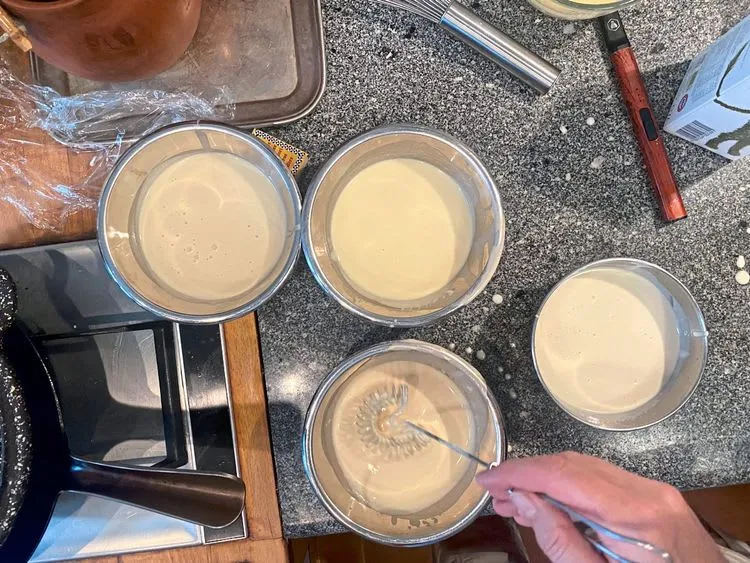 Palatschinken in der Pfanne zubereitet