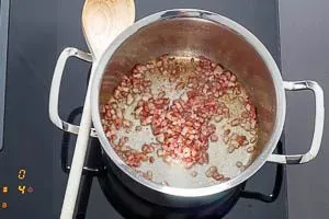 Pancetta-Würfel in Öl im Topf anbraten