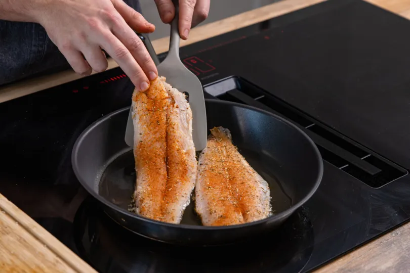 Pangasiusfilet gleichmäßig in der Pfanne braten
