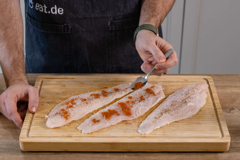Pangasiusfilet mit Paprikapulver verfeinern für eine leichte Würze