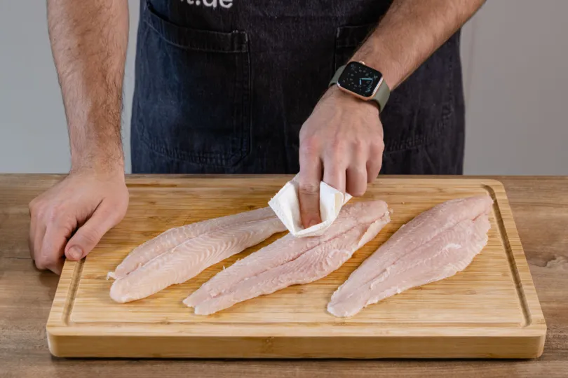 Pangasiusfilet sorgfältig trockentupfen