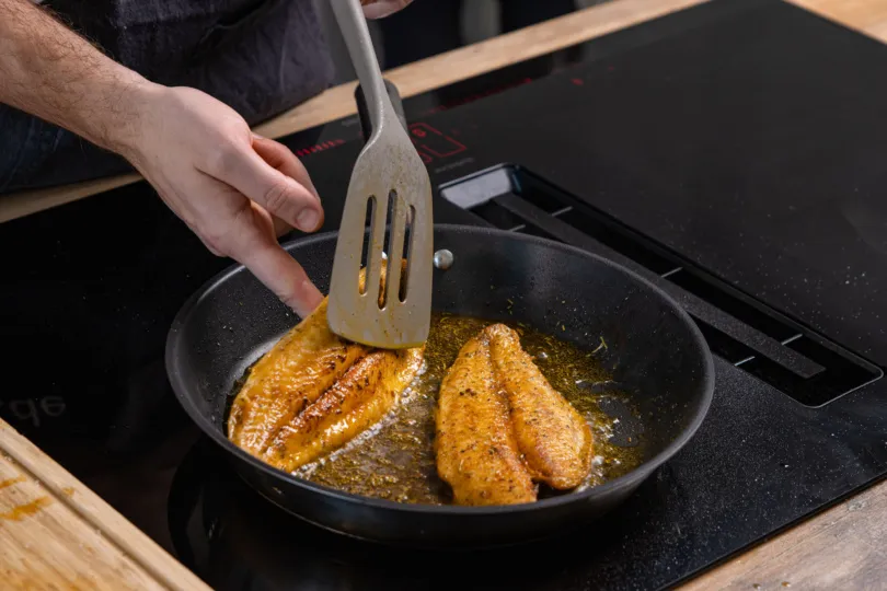 Pangasiusfilet vorsichtig wenden für perfektes Ergebnis