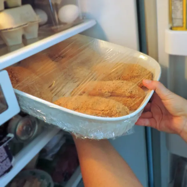 Panierte Hähnchen Cordon Bleu ruhen vor dem Backen im Kühlschrank