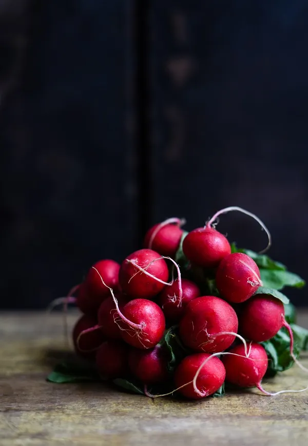 Panierte und gebackene Radieschen, goldbraun frittiert, bereit zum Genießen als Beilage oder Snack.