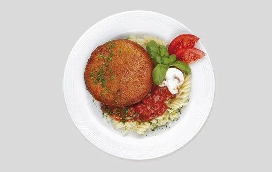 Paniertes Stück Jagdwurst wird in der Pfanne gebraten