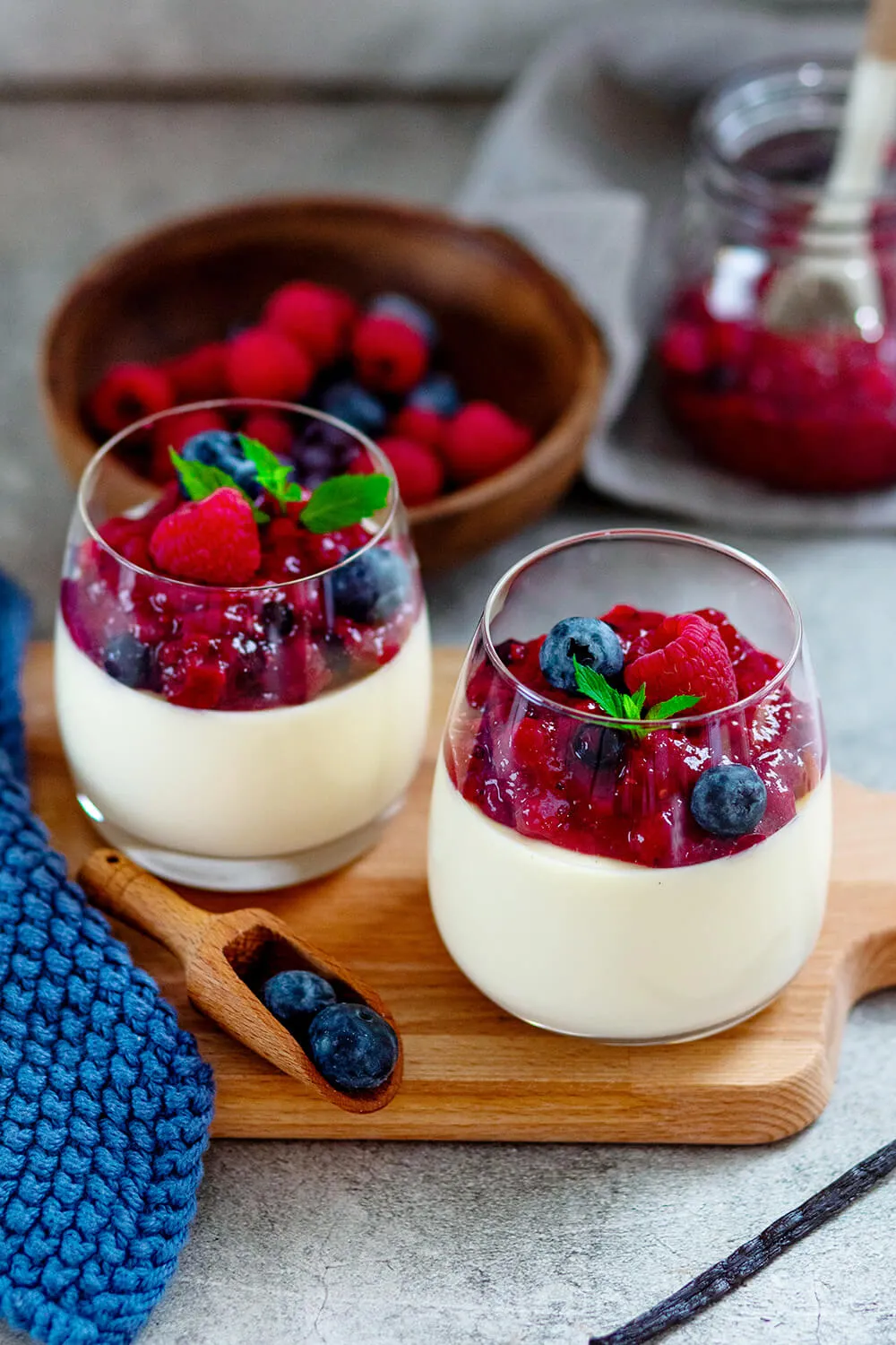 Panna Cotta Dessert im Glas mit frischen Beeren garniert