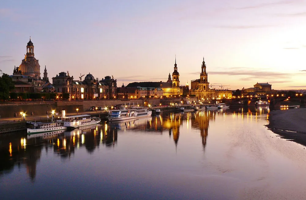 Panorama von Dresden mit Frauenkirche, Elbe und Augustusbrücke, ein Top-Reiseziel in Ostdeutschland
