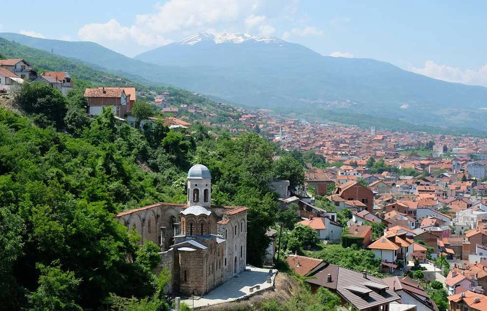 Panorama von Prizren im Kosovo mit der Sinan-Pascha-Moschee