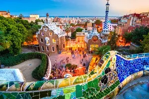 Panoramablick auf Barcelona mit der Sagrada Familia im Vordergrund