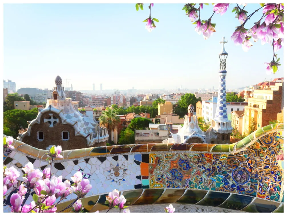 Panoramablick auf Barcelona vom Park Güell bei frühlingshaftem Wetter, eine attraktive Städtereise im März