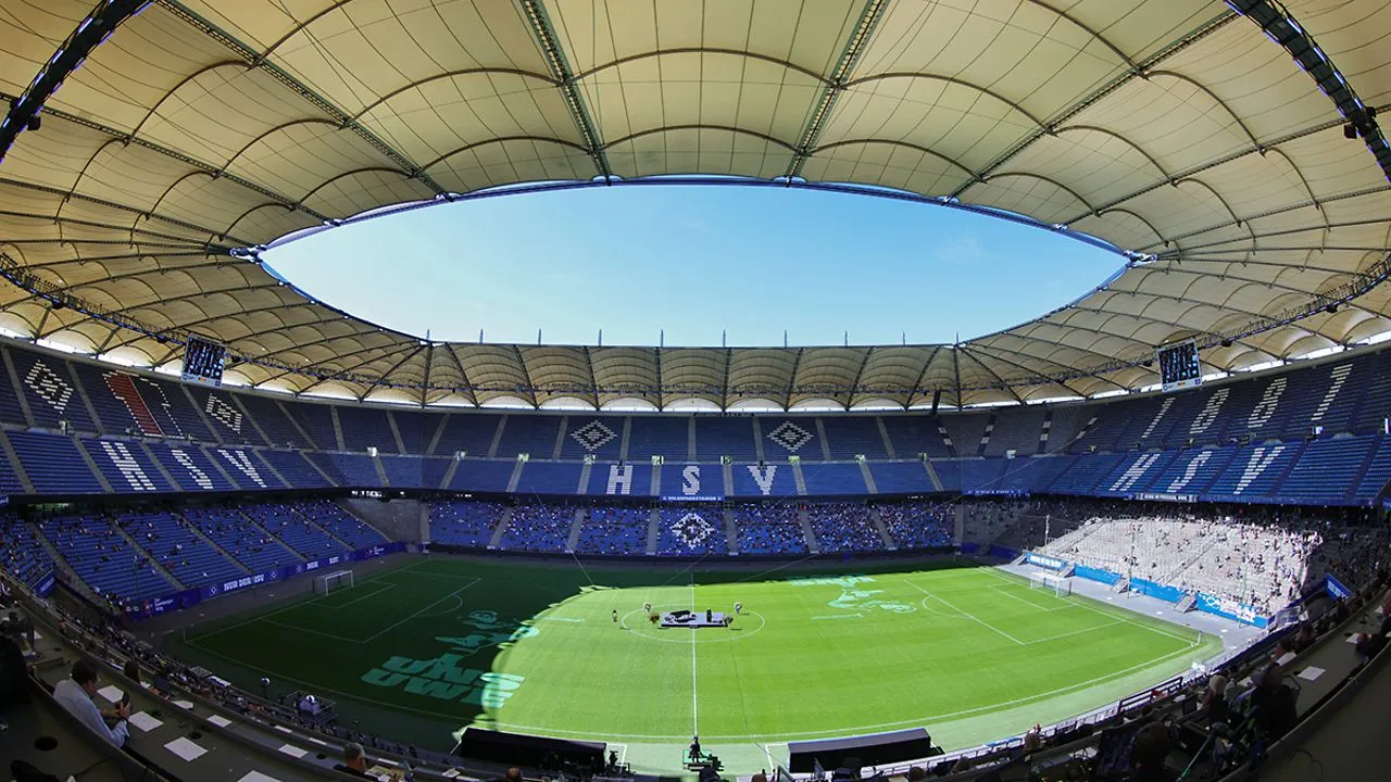 Panoramablick auf das mit Trauergästen gefüllte Volksparkstadion bei der Abschiedsfeier für Uwe Seeler