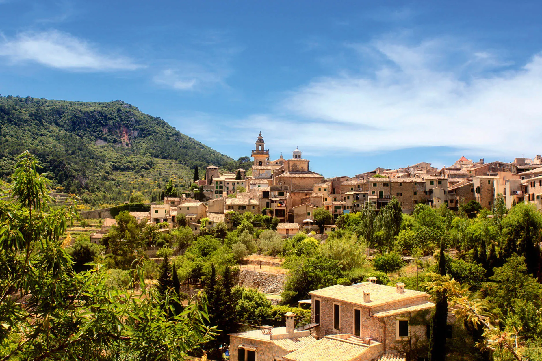 Panoramablick auf den Hafen von Palma de Mallorca mit der Kathedrale im Hintergrund, ideal für den Start Ihrer Mein Schiff Mittelmeer-Kreuzfahrt