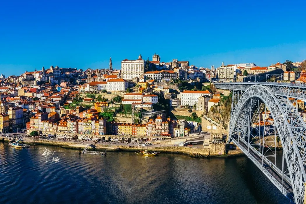 Panoramablick auf die bunte Skyline von Porto entlang des Douro-Flusses