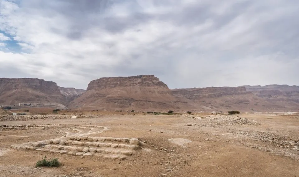 Panoramablick auf die Festung Masada mit der umgebenden Wüstenlandschaft.