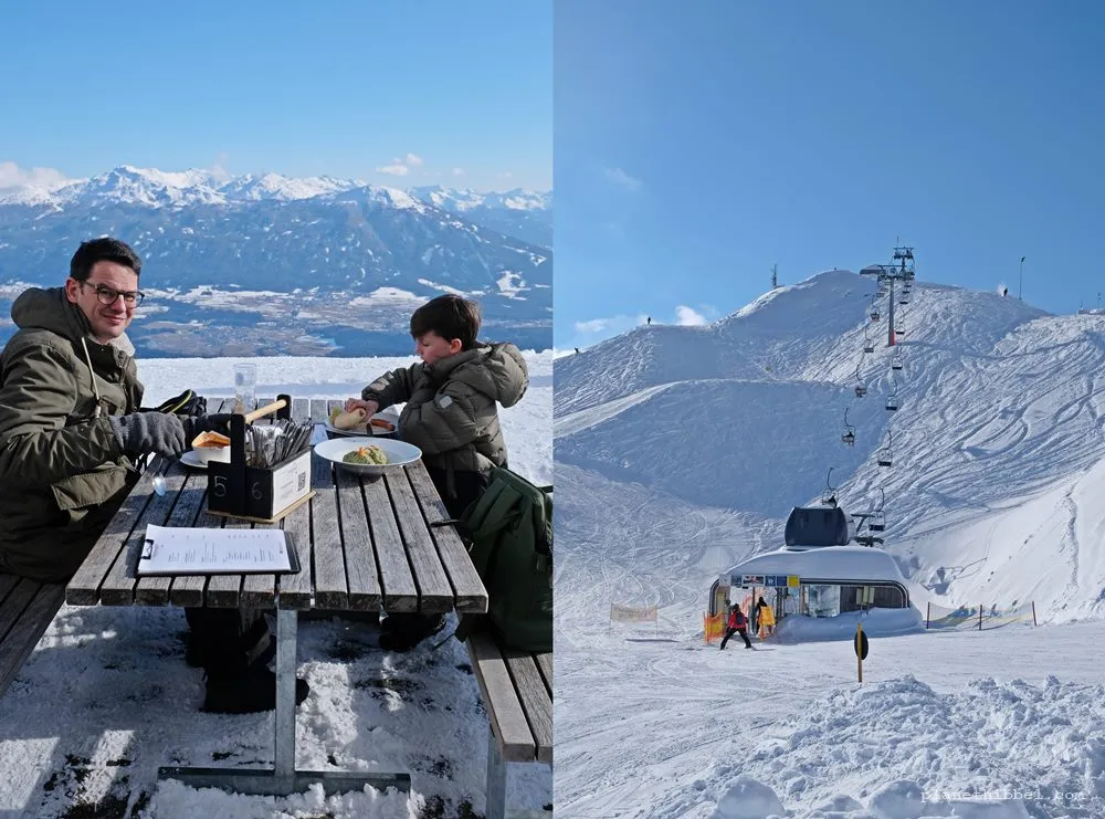 Panoramablick auf die verschneiten Alpen und eine Hütte