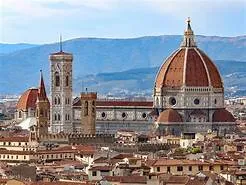 Panoramablick auf Florenz mit dem Dom und Ponte Vecchio bei Sonnenuntergang