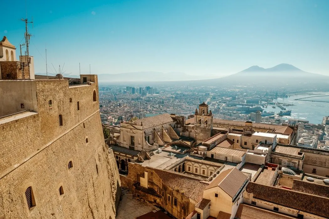 Panoramablick auf Neapel vom Castel Sant'Elmo mit dem Vesuv im Hintergrund