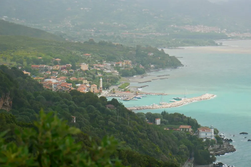 Panoramablick auf Scario mit dem tiefblauen Meer und der Küstenlinie