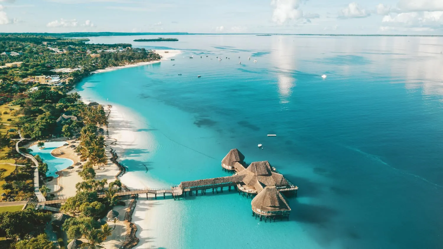 Panoramablick aus der Luft über den tropischen Strand von Sansibar