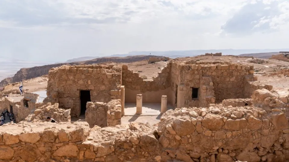 Panoramablick über die weite Fläche der Masada-Festung und die umliegende Natur.
