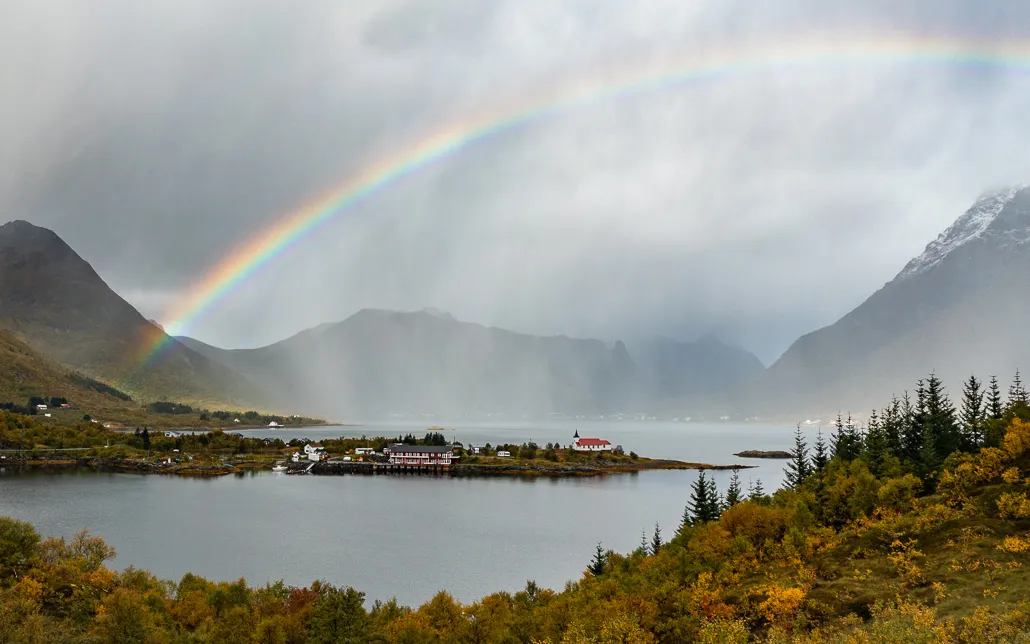 Panoramablick vom Austnesfjorden Aussichtspunkt auf den Lofoten, Norwegen, bei sonnigem Wetter