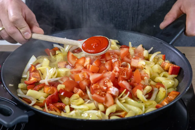 Paprikamark in die Pfanne geben