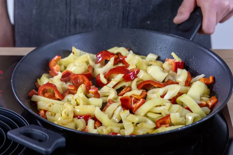 Paprikastreifen in der Pfanne anbraten
