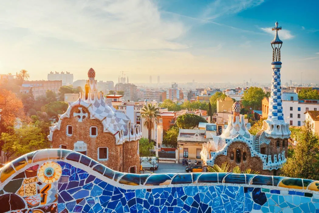 Park Güell in Barcelona bei Sonnenaufgang mit orangefarbenem Himmel