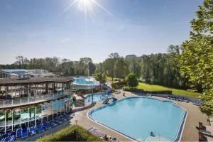 Parktherme Bad Radkersburg mit Gästen im Außenbereich