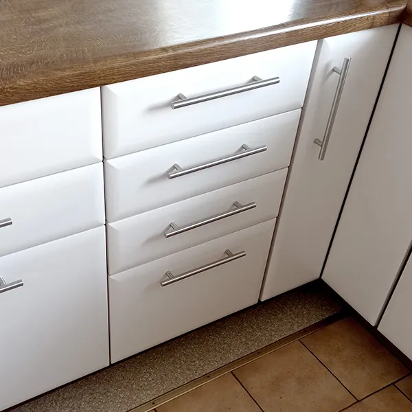 Passgenau gelieferte neue Küchenfronten, die durch hervorragende Qualität und Verarbeitung überzeugen