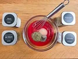 Passierte Tomaten und Pinsa-Gewürze verrühren