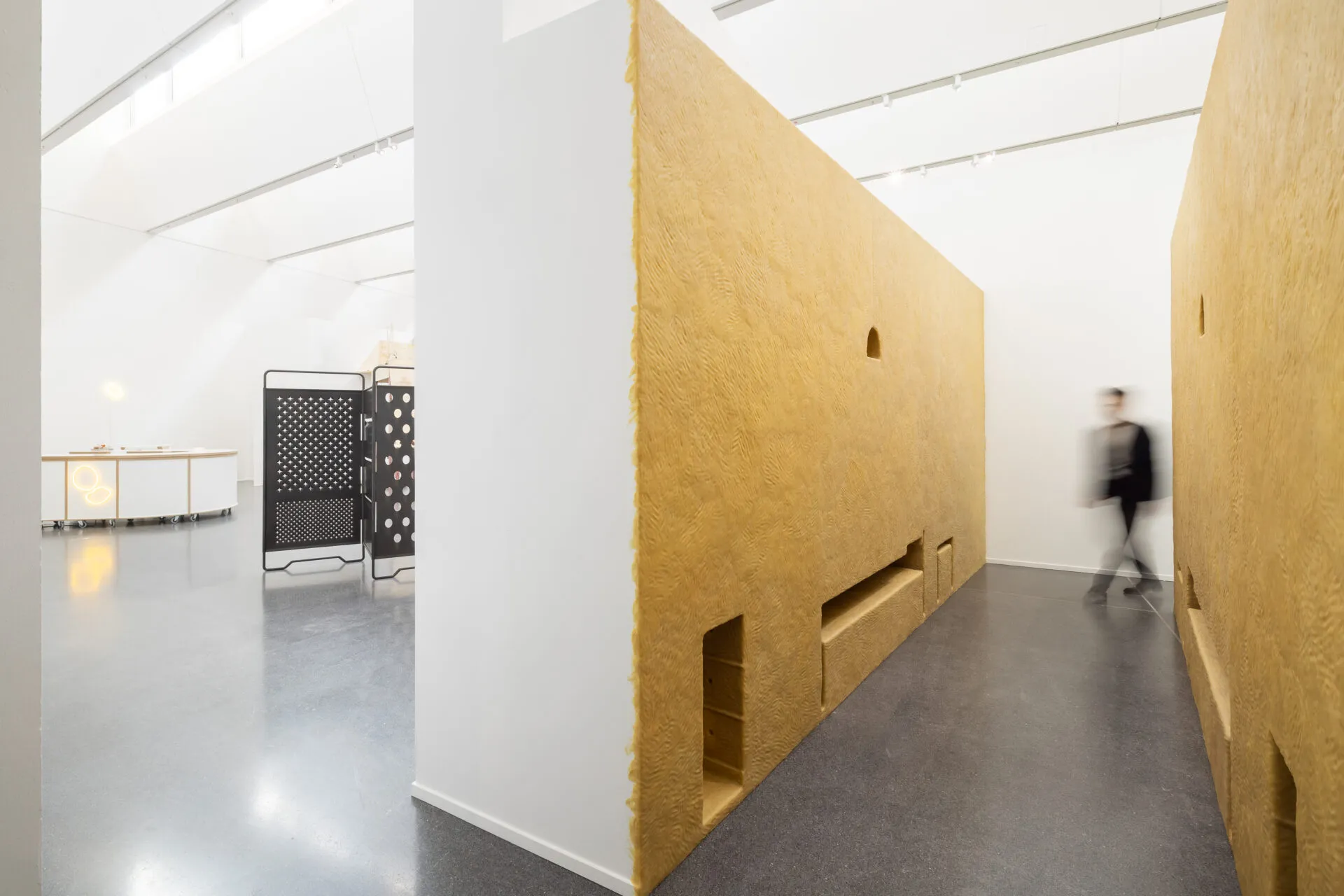 „Passing Traces“ verbindet persönlichen Duft, kollektives Gedächtnis und die stille Präsenz von Verlust in einer süßen, klebrigen Hülle aus Halva.