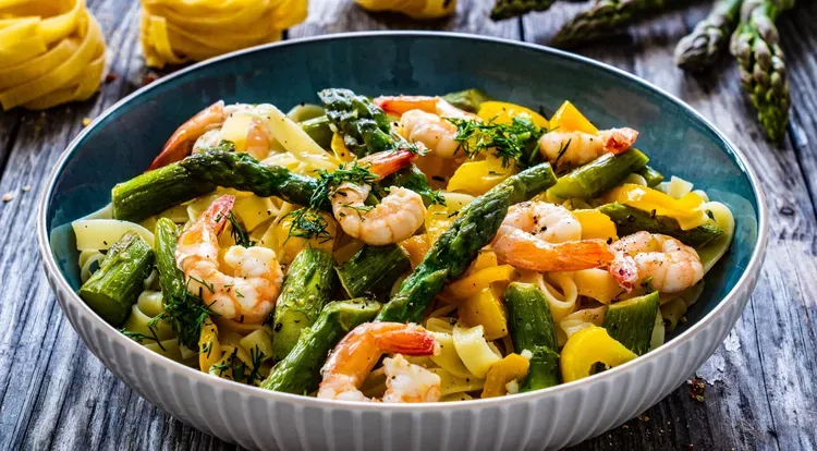 Pasta mit Garnelen und Spargel