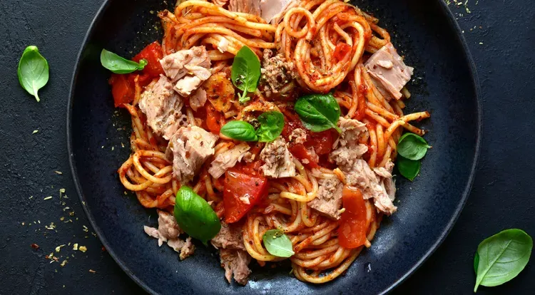 Pasta mit Thunfisch-Tomatensauce