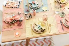 Pastellfarbene Tischdekoration für einen stilvollen Ostertisch