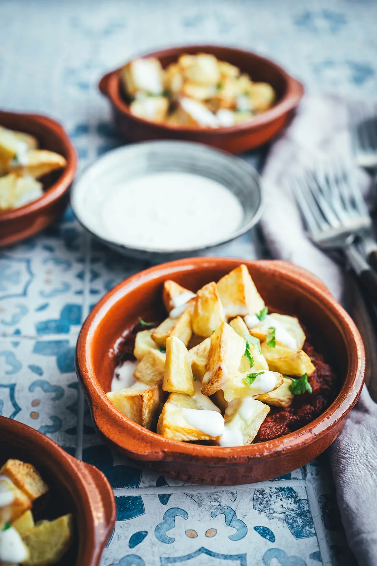 Patatas Bravas: knusprige Kartoffelwürfel mit Salsa Brava und Aioli aus dem Airfryer