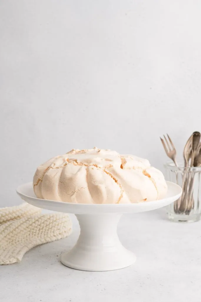 Pavlova fertig gebacken im Ofen