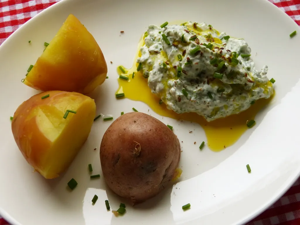 Pellkartoffeln mit Kräuterquark und Leinöl – ein einfaches Gericht neu interpretiert