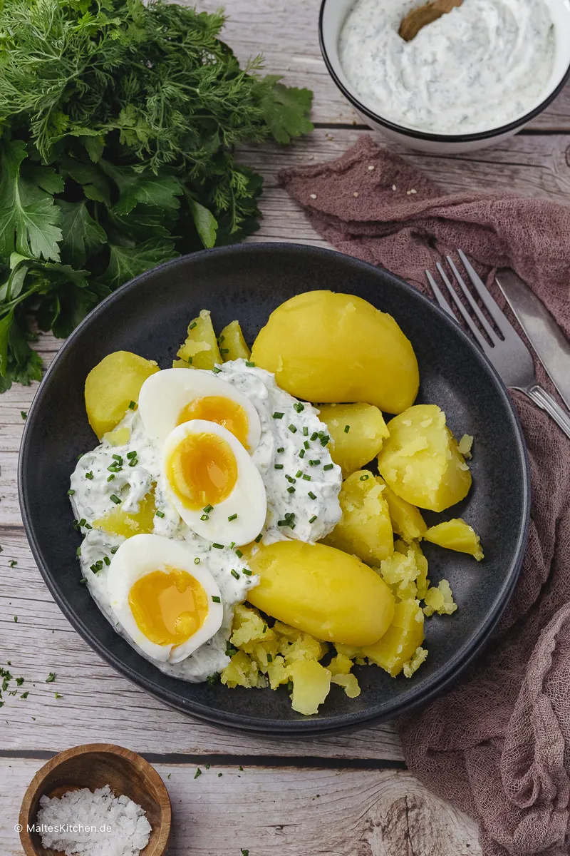 Pellkartoffeln mit Quark und Kräutern angerichtet, dazu gekochte Eier